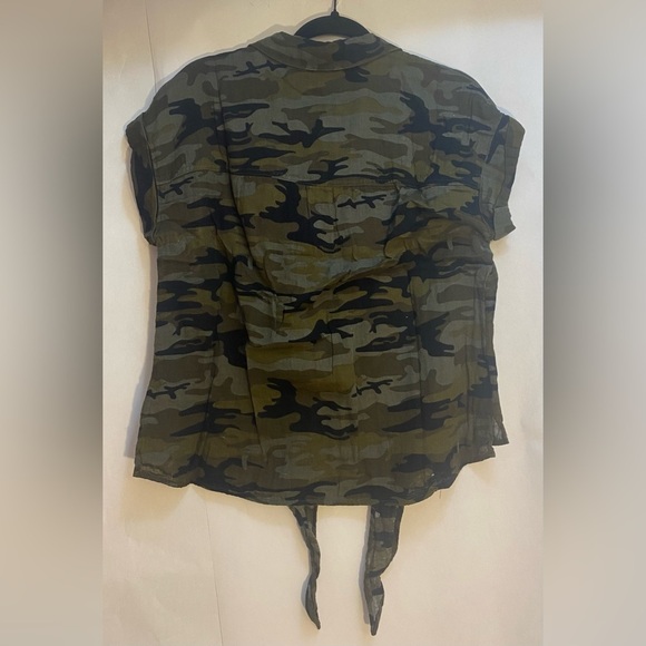 SANCTUARY Camo Print Tie-Front Short Sleeve Blouse Size Medium - Picture 5 of 9